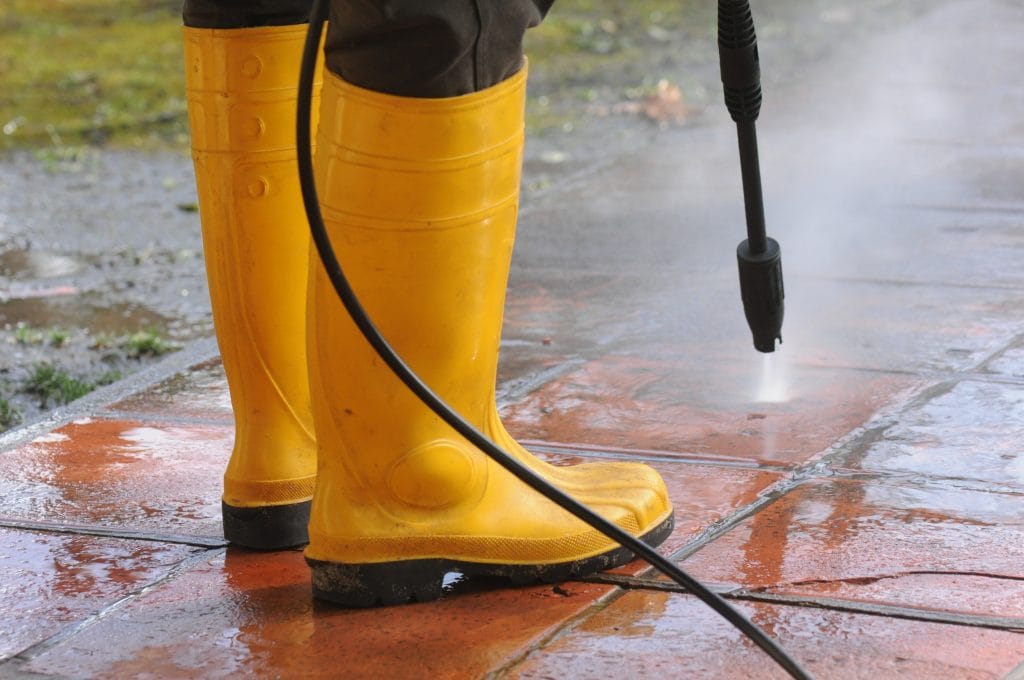 Terras weer schoon met elektrische terrasreiniger